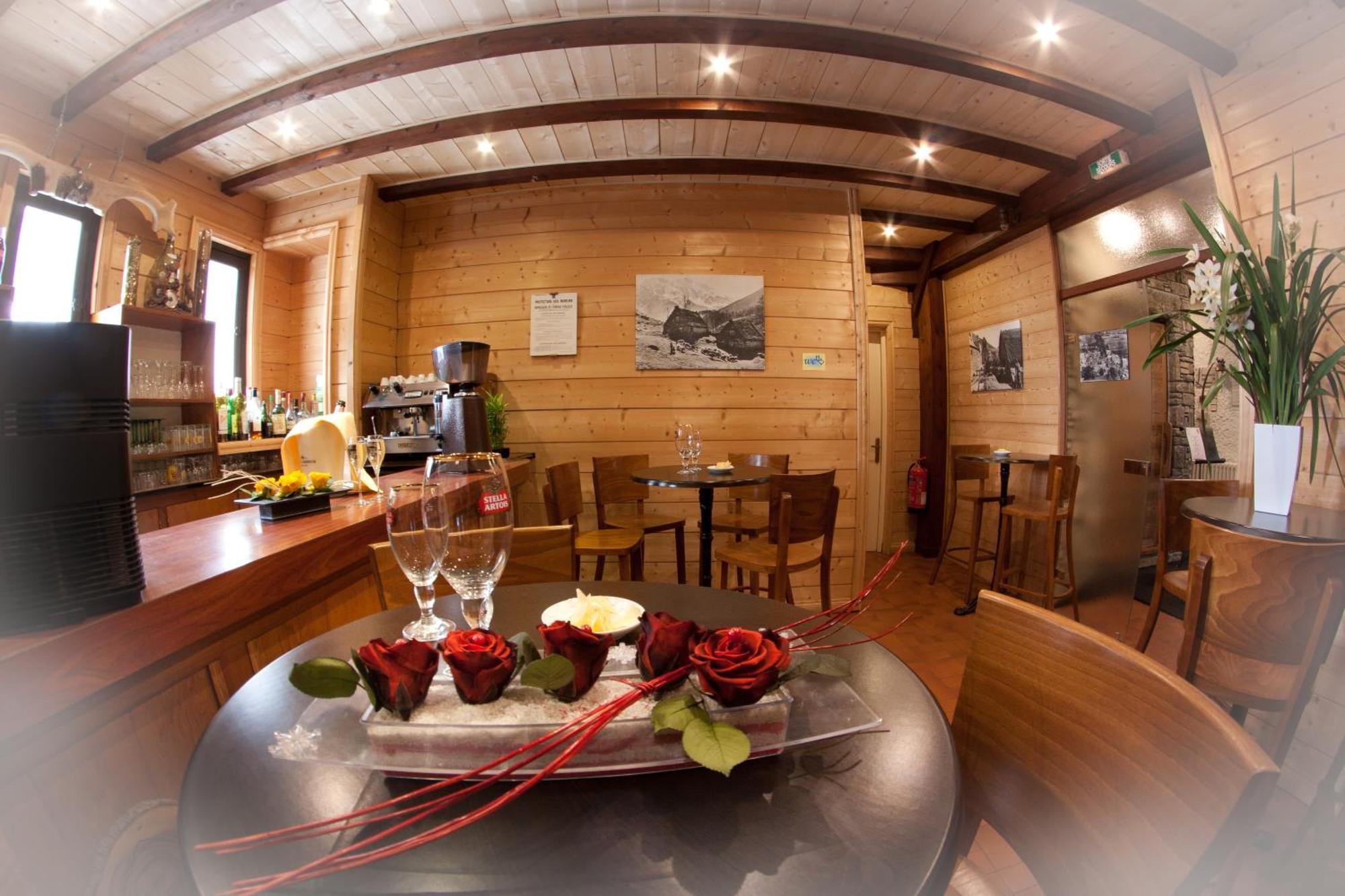Hotel - Restaurant - Bar - Le Sapin Fleuri Bourg-dʼOueil Dış mekan fotoğraf