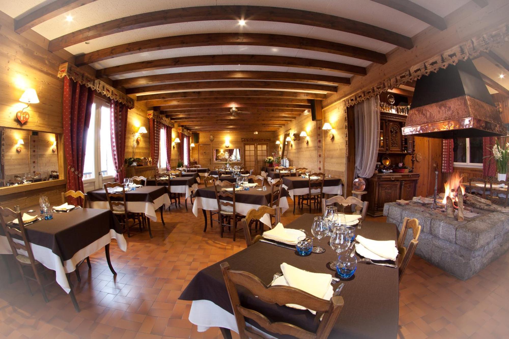 Hotel - Restaurant - Bar - Le Sapin Fleuri Bourg-dʼOueil Dış mekan fotoğraf