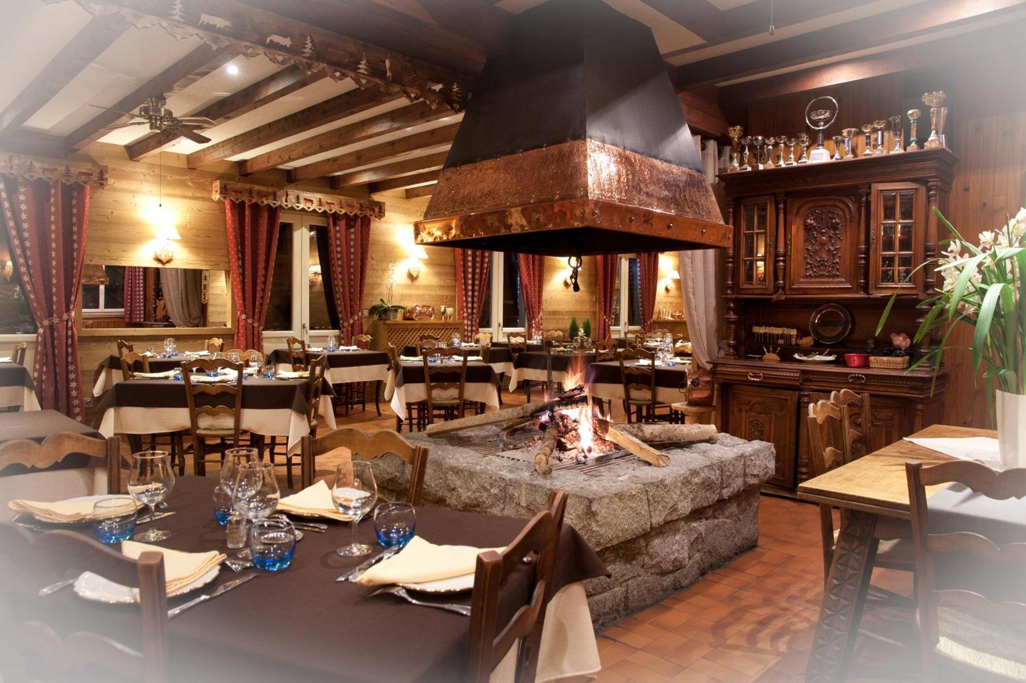 Hotel - Restaurant - Bar - Le Sapin Fleuri Bourg-dʼOueil Dış mekan fotoğraf