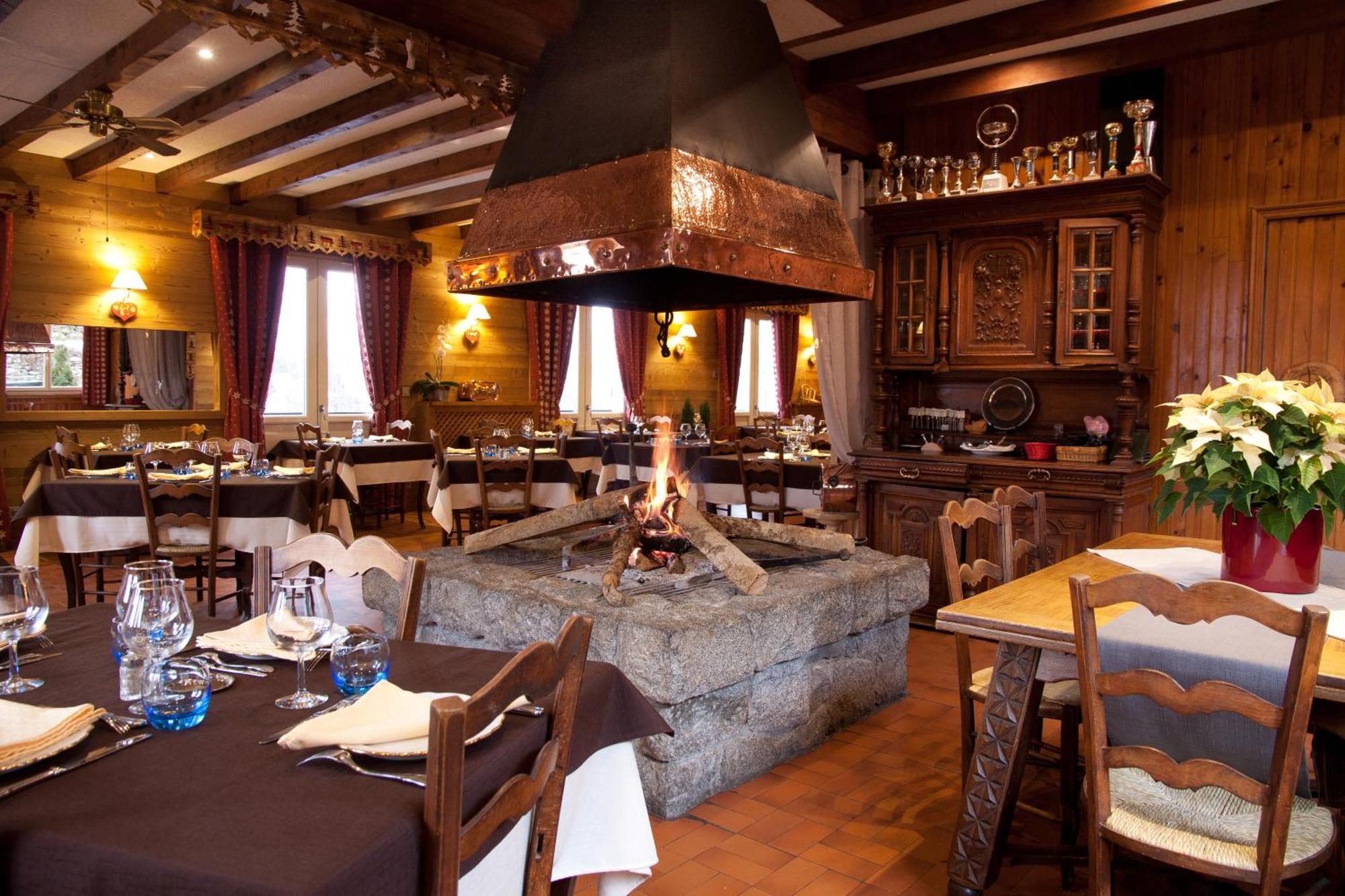 Hotel - Restaurant - Bar - Le Sapin Fleuri Bourg-dʼOueil Dış mekan fotoğraf