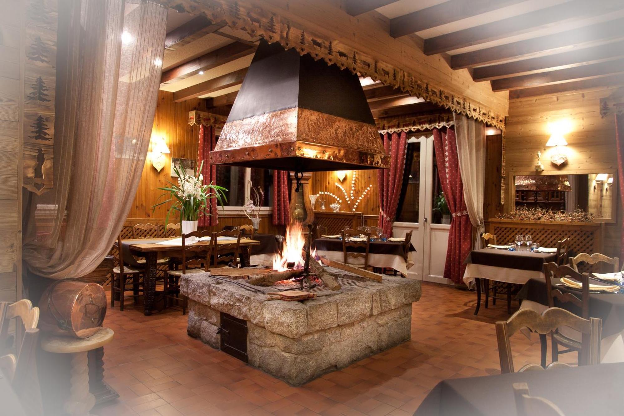 Hotel - Restaurant - Bar - Le Sapin Fleuri Bourg-dʼOueil Dış mekan fotoğraf